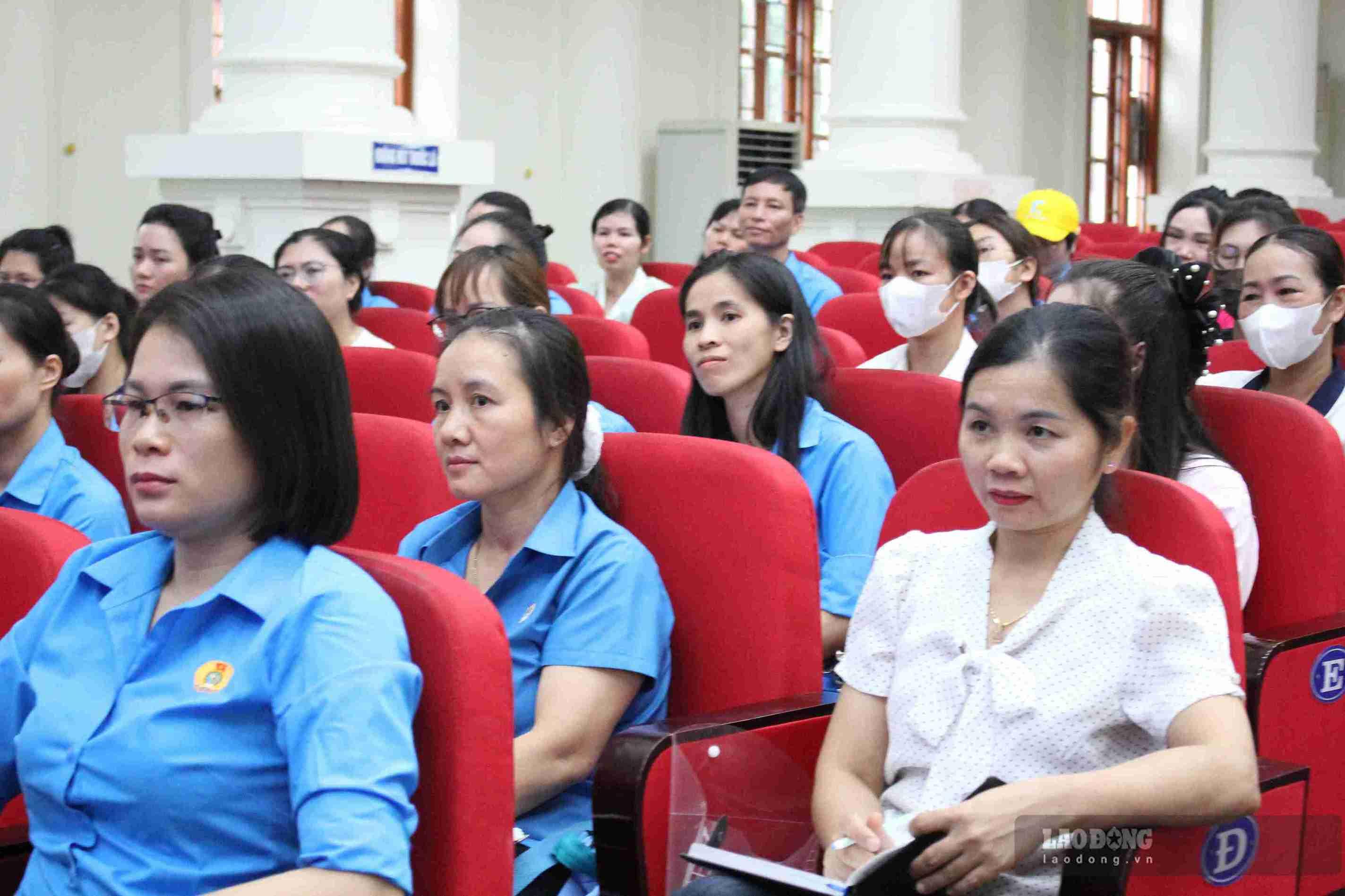 Cán bộ Công đoàn cơ sở xã Tứ Kỳ tham gia tập huấn kỹ năng thương lượng, ký kết thỏa ước lao động tập thể. Ảnh: Mai Hương