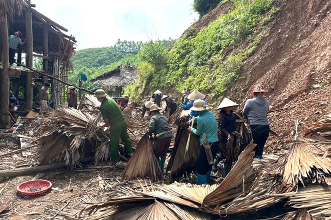 Công an xã ở Lào Cai thông đường, giúp dân di chuyển tài sản sau mưa lớn