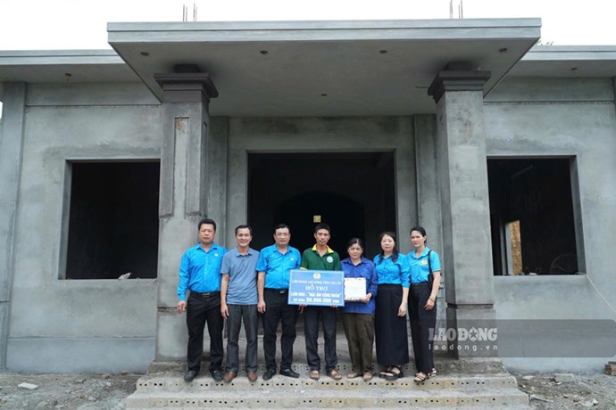 Công đoàn Bảo Thắng trao nhà Mái ấm Công đoàn cho đoàn viên khó khăn