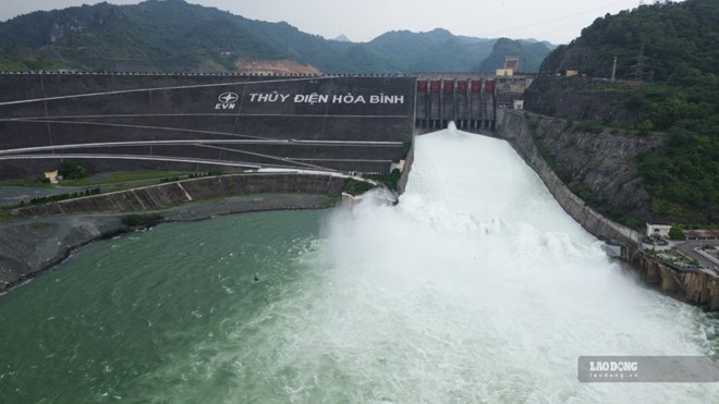 Cận cảnh Thủy điện Hòa Bình xả lũ lần đầu trong năm 2026