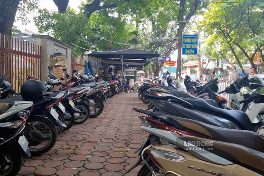 Bãi gửi xe trên vỉa hè phố Trần Cung. Ảnh: Thế Kỷ