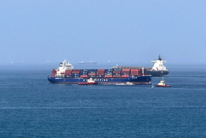 Tàu chở dầu bị tấn công ngoài khơi Oman, áp lực đè nặng vận tải qua khu vực Trung Đông