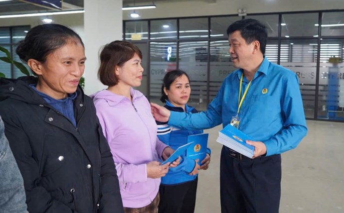 Trao tặng bút chấm đọc tiếng Anh cho con đoàn viên, người lao động có hoàn cảnh khó khăn
