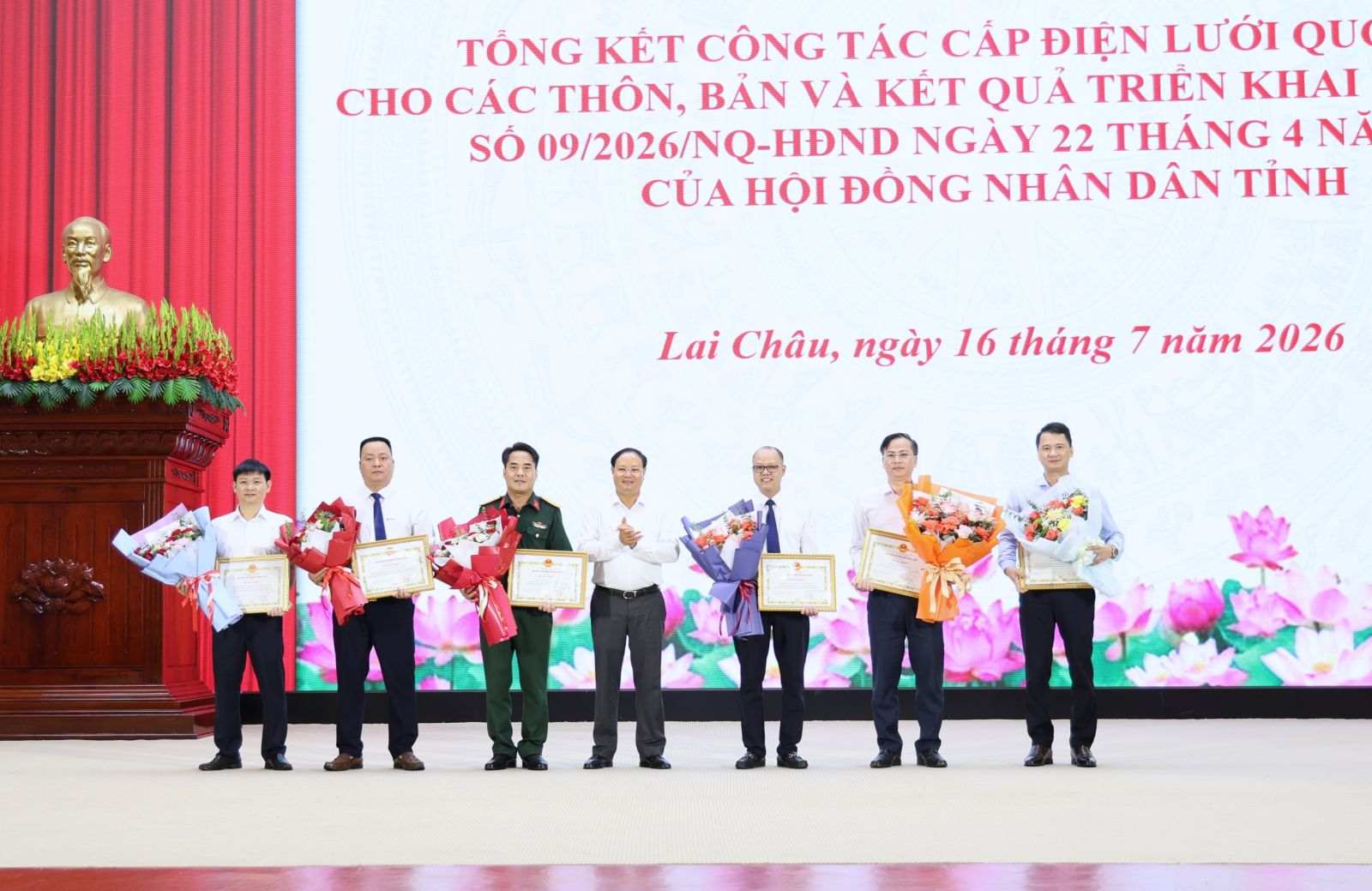 Ông Lê Minh Ngân - Bí thư Tỉnh ủy trao Bằng khen của Chủ tịch UBND tỉnh cho các tập thể có thành tích xuất sắc. Ảnh: Laichau.gov.vn