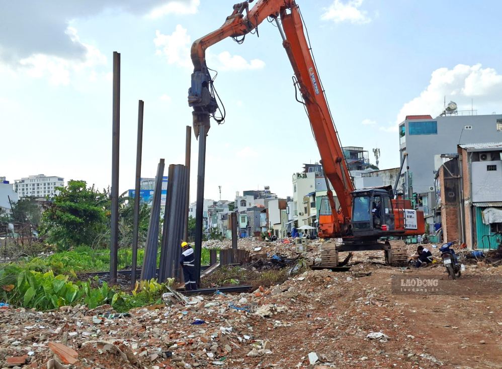 Triển khai nhiều mũi thi công rạch Xuyên Tâm. Ảnh: Minh Quân