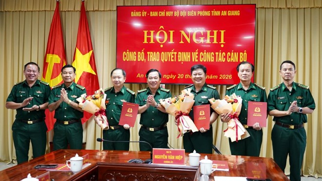 Biên phòng An Giang công bố quyết định thăng quân hàm, nâng lương trước hạn