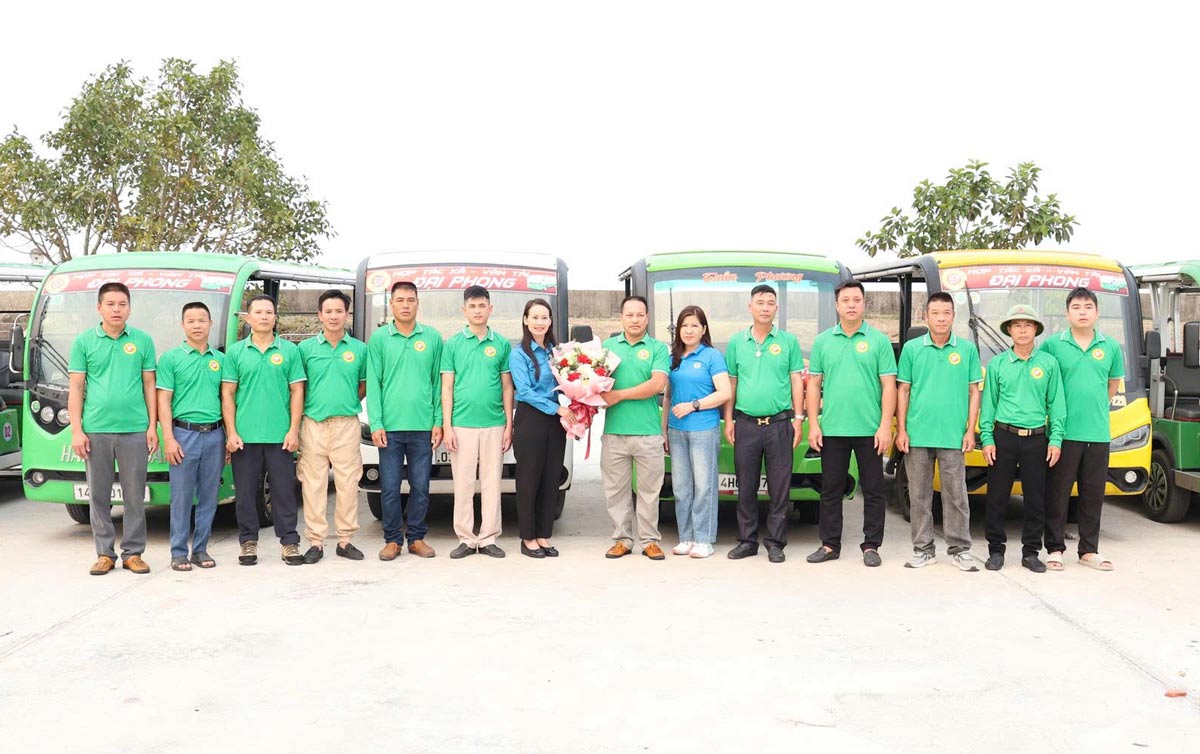 Công đoàn đặc khu Vân Đồn tổ chức ra mắt Nghiệp đoàn xe điện Đại Phong tại đảo Quan Lạn. Ảnh: Công đoàn Đặc khu Vân Đồn
