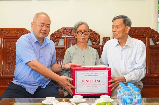 Chủ tịch TP Hải Phòng tặng quà gia đình chính sách, người có công dịp 27.7