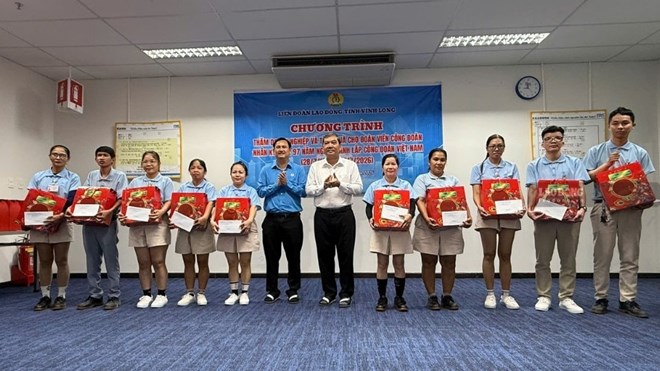 Lãnh đạo Vĩnh Long tặng quà đoàn viên, người lao động khó khăn