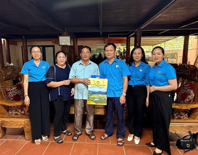 Liên đoàn Lao động tỉnh Tuyên Quang tặng quà nhân Ngày Thương binh - Liệt sĩ