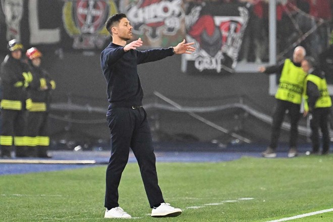 Xabi Alonso muốn bổ sung một trung vệ kinh nghiệm vào đội hình.  Ảnh: AFP