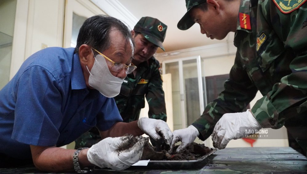 Bác sĩ Trần Văn Bản dành nhiều tâm huyết cho công tác tìm kiếm, quy tập hài cốt liệt sĩ tại Công viên Lê Thị Riêng. Ảnh: Anh Tú