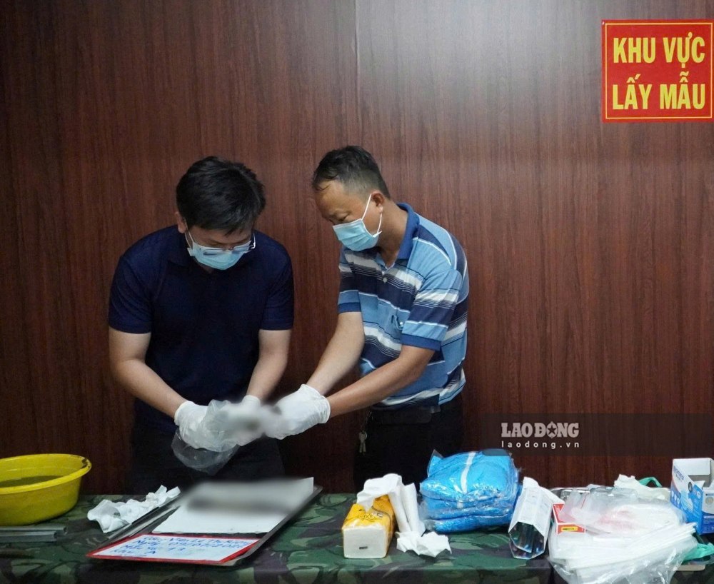 Từng mẫu xương được các giám định viên xử lý cẩn trọng để phục vụ việc lấy mẫu ADN. Ảnh: Anh Tú