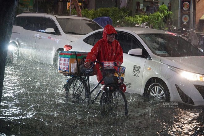 Mưa lớn trở lại, TPHCM và Nam Bộ đề phòng ngập đường