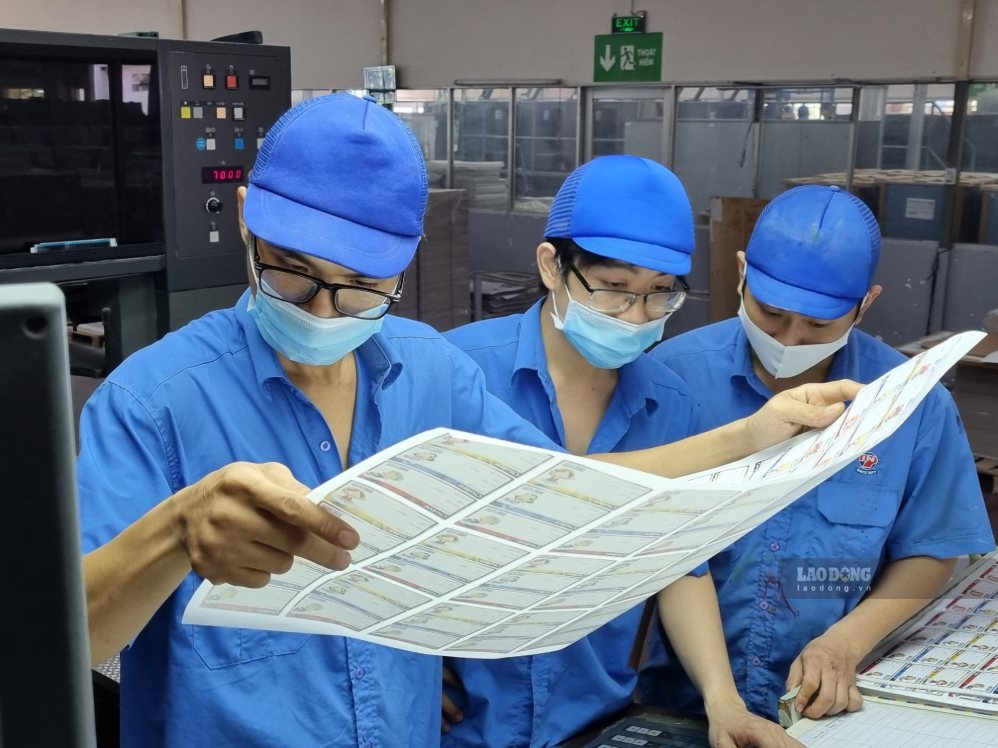 Theo thỏa ước lao động tập thể  của Công ty cổ phần in số 7, người lao động có đăng ký học và tốt nghiệp đại học lần 1 được công ty khen thưởng 6 triệu đồng. Ảnh: Nam Dương