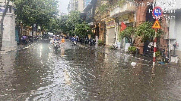 Mưa lớn sáng 29.7, một số tuyến phố ở Hà Nội ngập cục bộ
