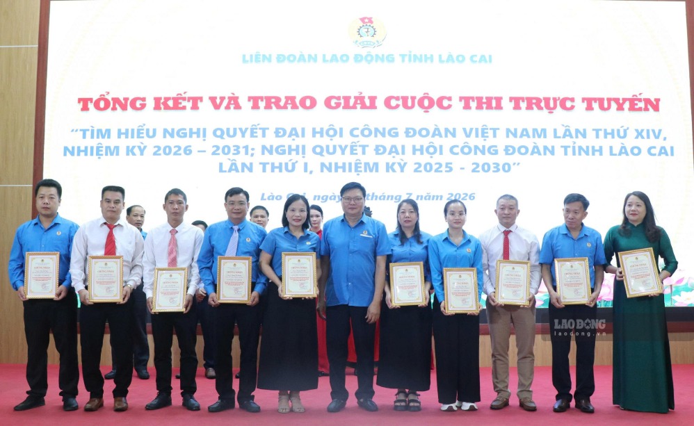 Lãnh đạo LĐLĐ tỉnh Lào Cai trao giải cho các tập thể, cá nhân. Ảnh: Mạnh Hùng