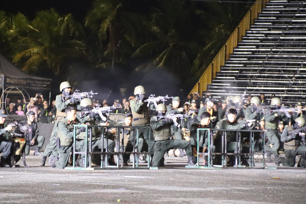 Cán bộ, chiến sĩ thực hiện màn tổng duyệt phương án bảo vệ yếu nhân sát với thực tiễn chiến đấu. Ảnh: Nguyễn Linh