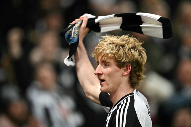 Anthony Gordon cũng đã rời Newcastle để chuyển sang Barcelona.  Ảnh: AFP