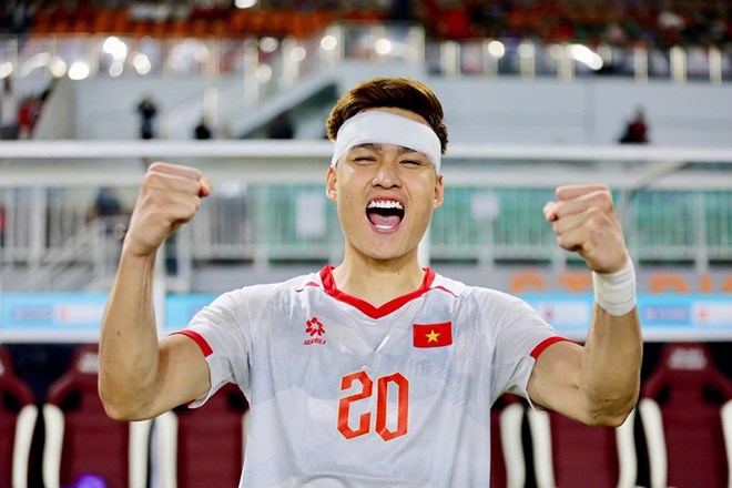 Bùi Hoàng Việt Anh khâu vết thương sau trận thắng Indonesia