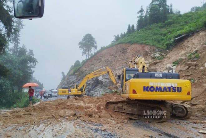 Mưa lớn gây sạt lở gần 200m3 đất đá trên Quốc lộ 4D