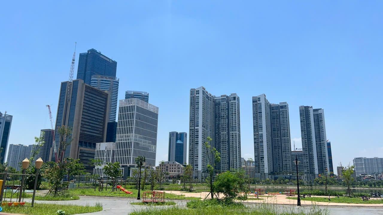 Bất động sản: Có hàng chưa vội bán, có tiền chưa vội mua