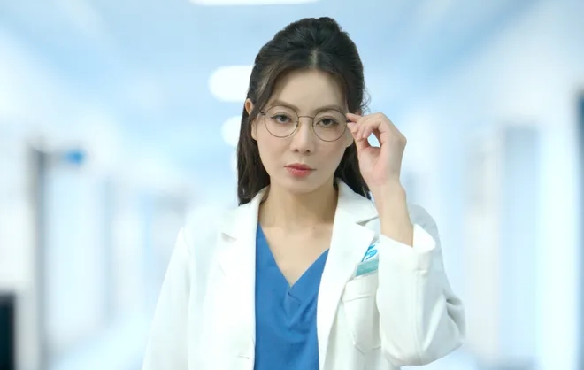 Tạo hình bác sĩ chữa hiếm muộn của Thanh Hương trong phim “Con đến đây“. Ảnh: Nhà sản xuất phim.