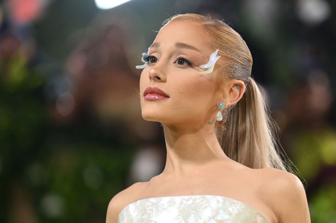 Ariana Grande tiếp tục thu hút sự chú ý sau thông báo tạm nghỉ