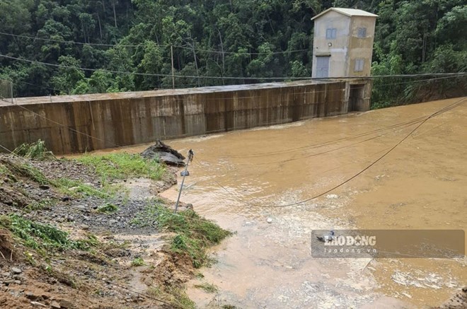 Mưa lũ, sạt lở ở Lào Cai khiến 2 người mất tích, nhiều hộ dân di dời trong đêm