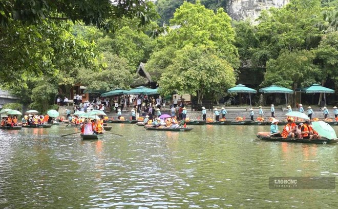 Nhọc nhằn nghề chèo đò phục vụ khách du lịch tại Tràng An