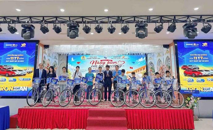 Hỗ trợ con công nhân khó khăn trước năm học mới