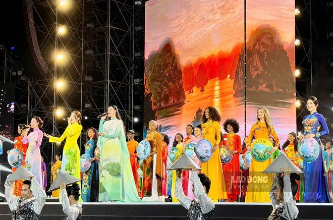 111 thí sinh cuộc thi hoa hậu thế giới trình diễn áo dài tại Quảng Ninh