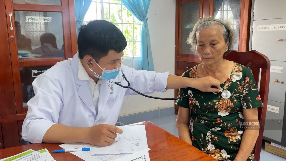 Ngành y tế tăng cường khám lưu động tại những khu vực khó tiếp cận. Ảnh: Hoàng Lộc