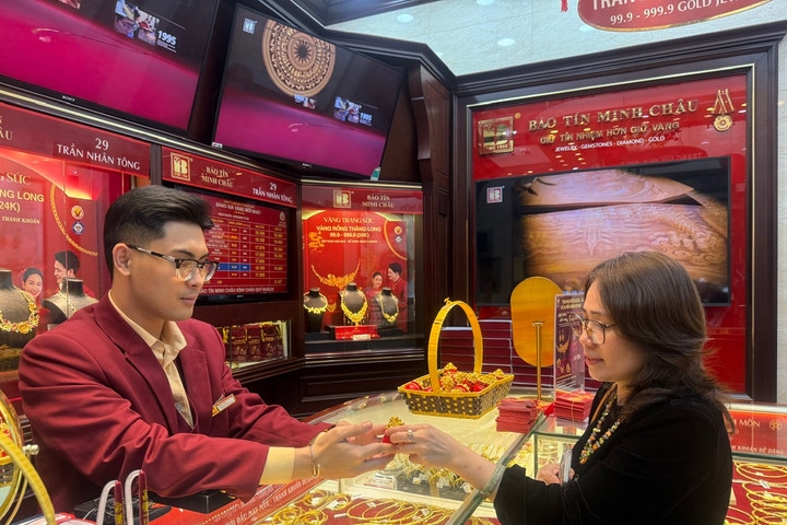 Giá vàng hôm nay: SJC bán ra 144,3 triệu đồng/lượng, vàng thế giới có thời điểm về dưới 4.400 USD/ounce giá vàng hôm nay