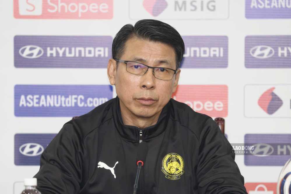 Huấn luyện viên Tan Cheng Hoe trả lời họp báo. Ảnh: Minh Dân