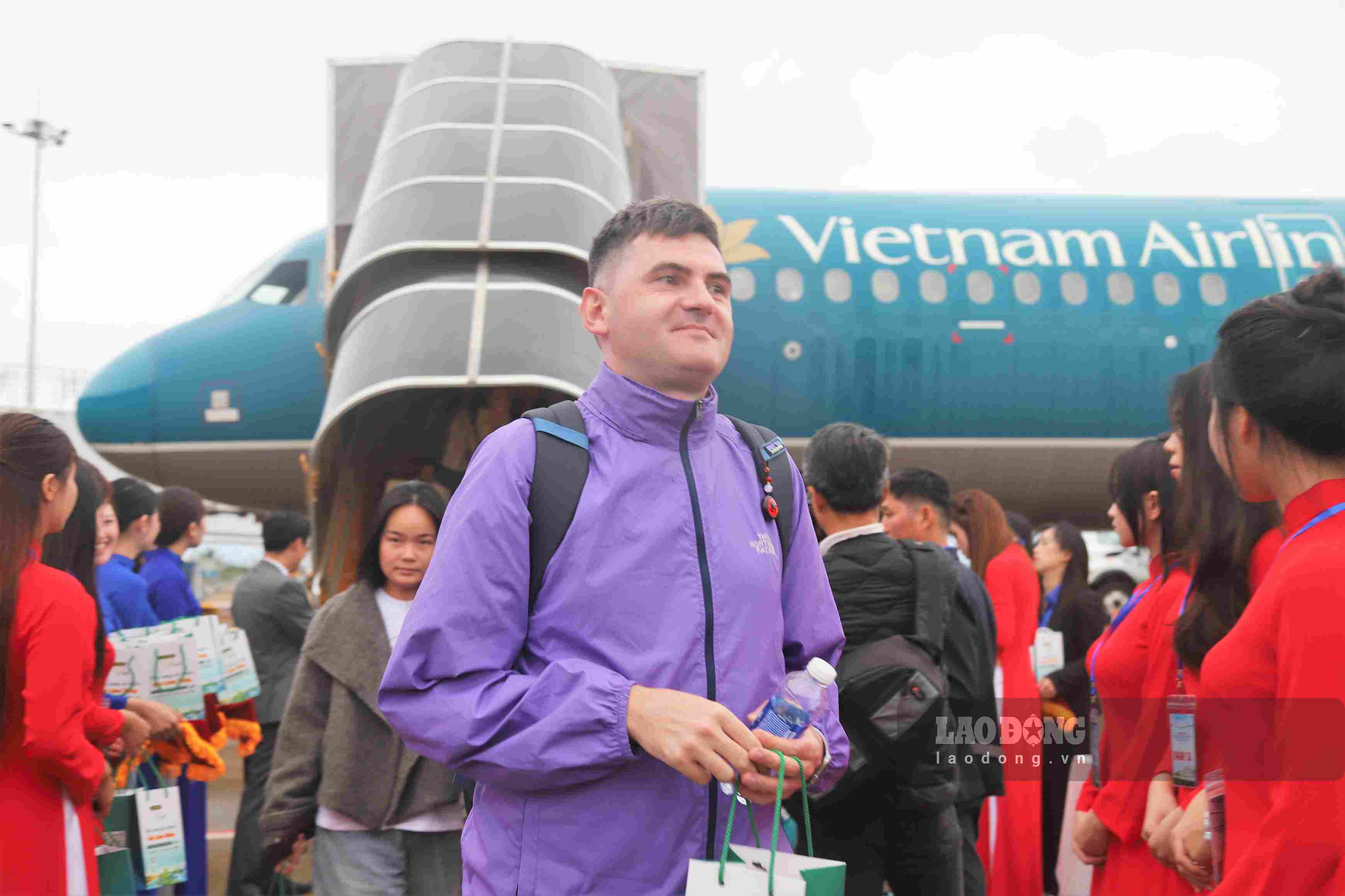Những vị khách nước ngoài đầu tiên có mặt tại sân bay Liên Khương. Ảnh: Phúc Khánh
