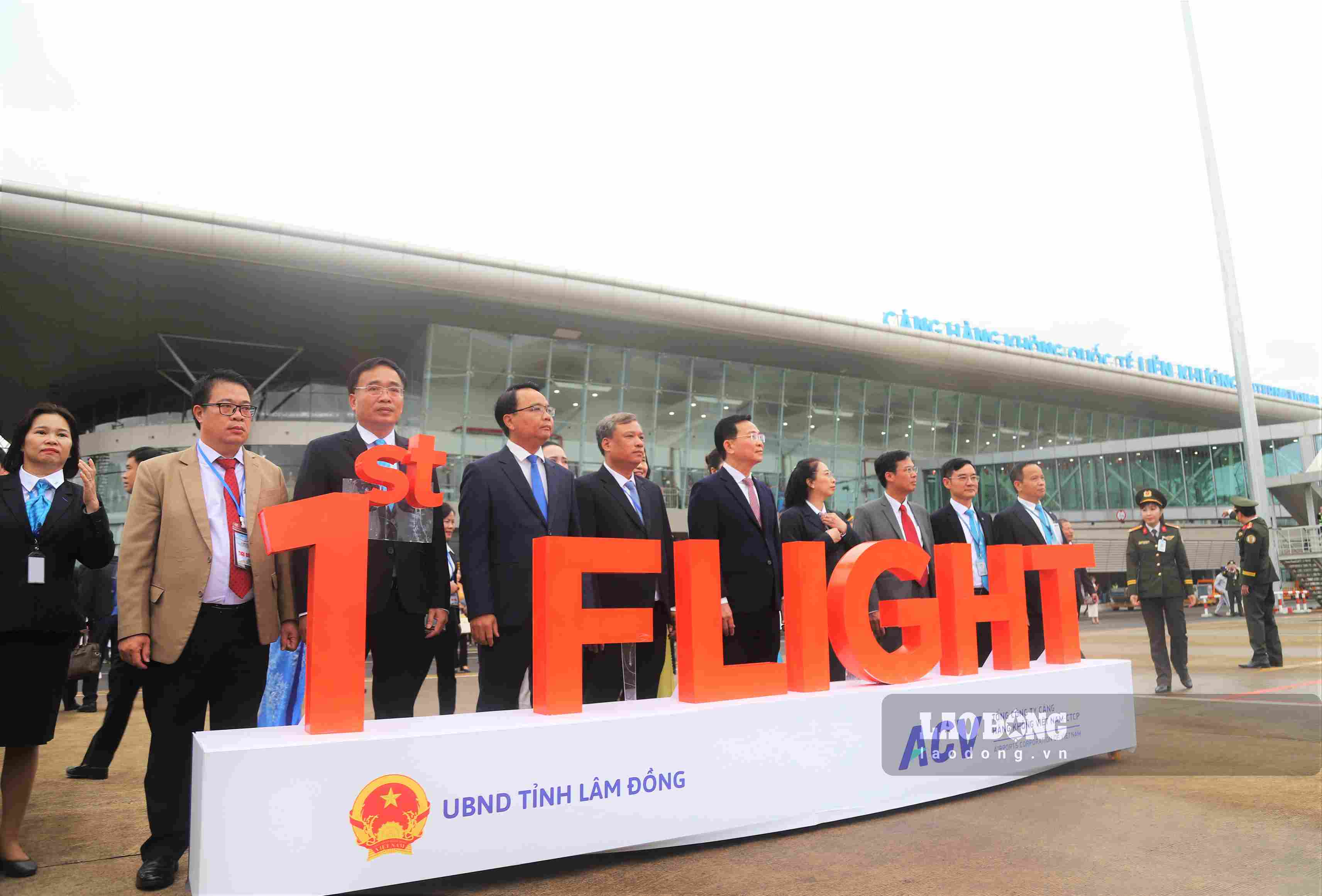 Lãnh đạo tỉnh Lâm Đồng trực tiếp có mặt đón phi hành đoàn và hành khách trên chuyến bay đầu tiên hạ cánh xuống sân bay Liên Khương. Ảnh: Phúc Khánh
