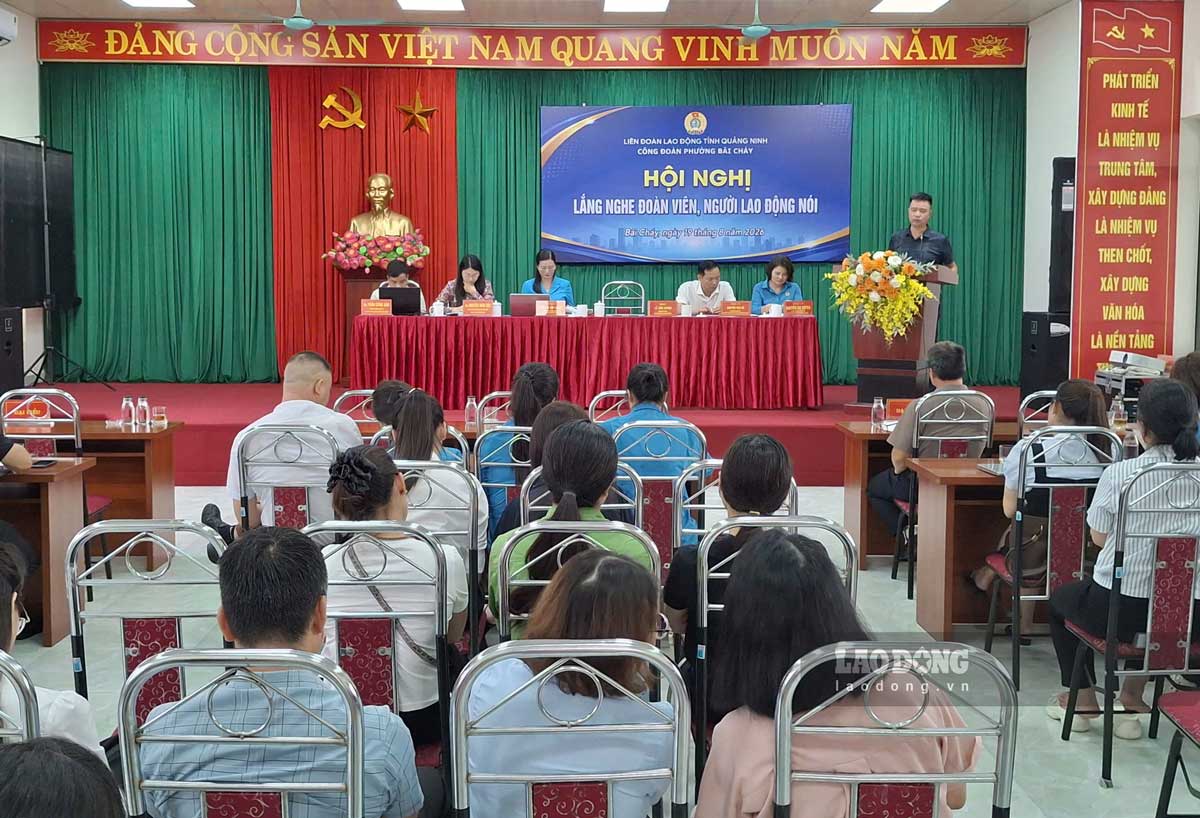 Đại diện chính quyền địa phương trao đổi về các ý kiến, kiến nghị của đoàn viên, người lao động tại chương trình. Ảnh: Đoàn Hưng
