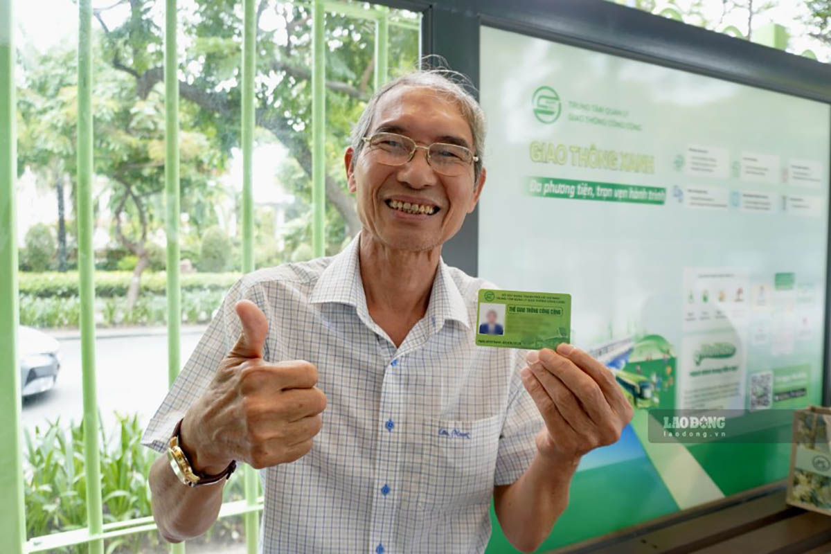 Ông Trương Văn Học vui mừng nhận thẻ giao thông công cộng sau khi đăng ký trực tuyến cho hai vợ chồng. Ảnh: Như Quỳnh
