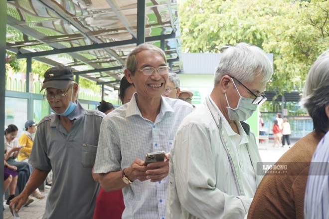 Người dân TPHCM xếp hàng nhận thẻ giao thông, bất ngờ vì một thẻ đi nhiều phương tiện