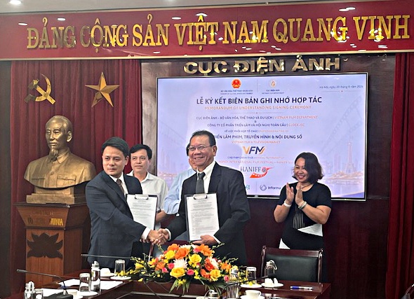 Ông Đặng Trần Cường, Cục trưởng Cục Điện ảnh Việt Nam và ông Wong Chiang Tat đã ký biên bản hợp tác ghi nhớ. ảnh VV
