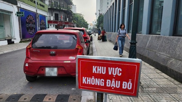 Mặc dù đã có biển cấm dừng đỗ xe nhưng nhiều chủ phương tiện vẫn phớt lờ. Ảnh: Minh Hạnh