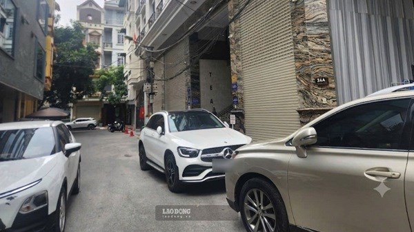 Hà Nội: Ô tô đỗ tràn lan, cản trở giao thông tại một số khu đô thị