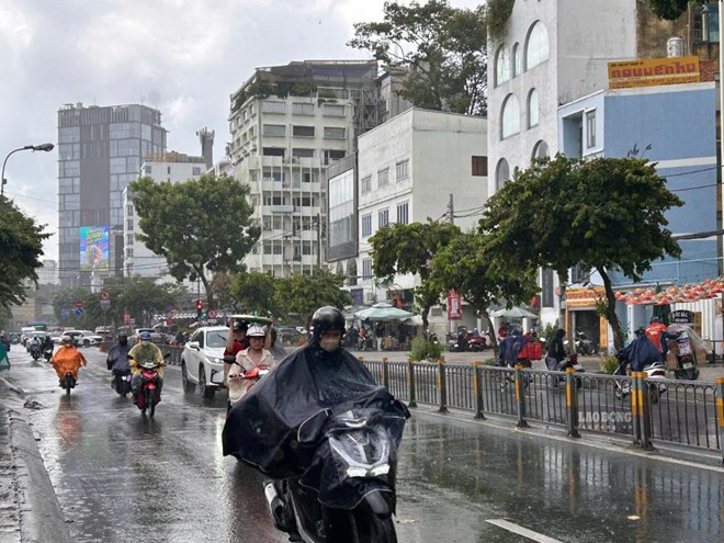 Mây dông từ Tây Ninh hướng vào TPHCM, trung tâm có mưa lớn