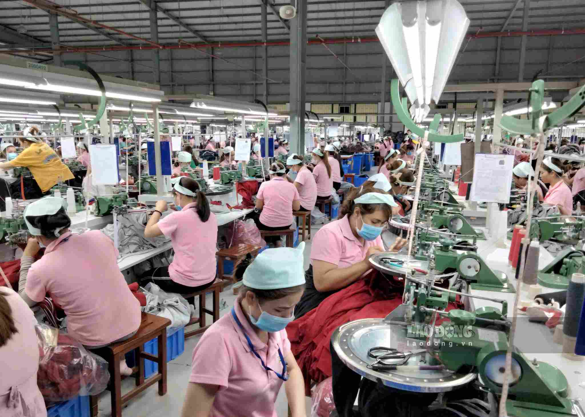 Công ty TNHH May mặc First Team Việt Nam ứng dụng công nghệ số trong quản lý đơn hàng, chấm công để theo dõi năng suất lao động. Ảnh: Phúc Khánh