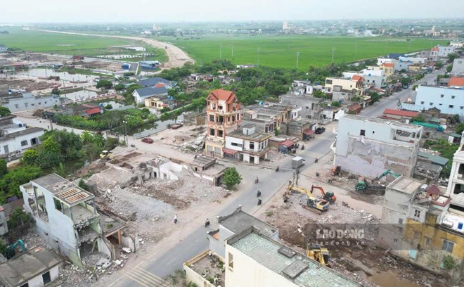 Hàng loạt ngôi nhà 2 - 5 tầng được tháo dỡ, người dân nhường đất làm đường ở Hưng Yên