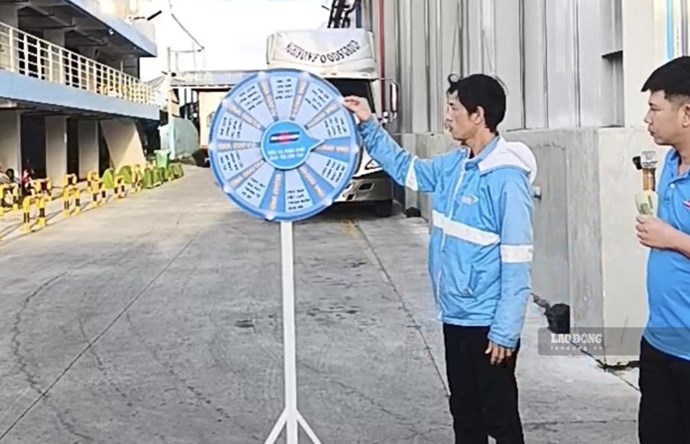 Công nhân ở Lâm Đồng đến sớm để không bỏ lỡ “vòng quay may mắn”
