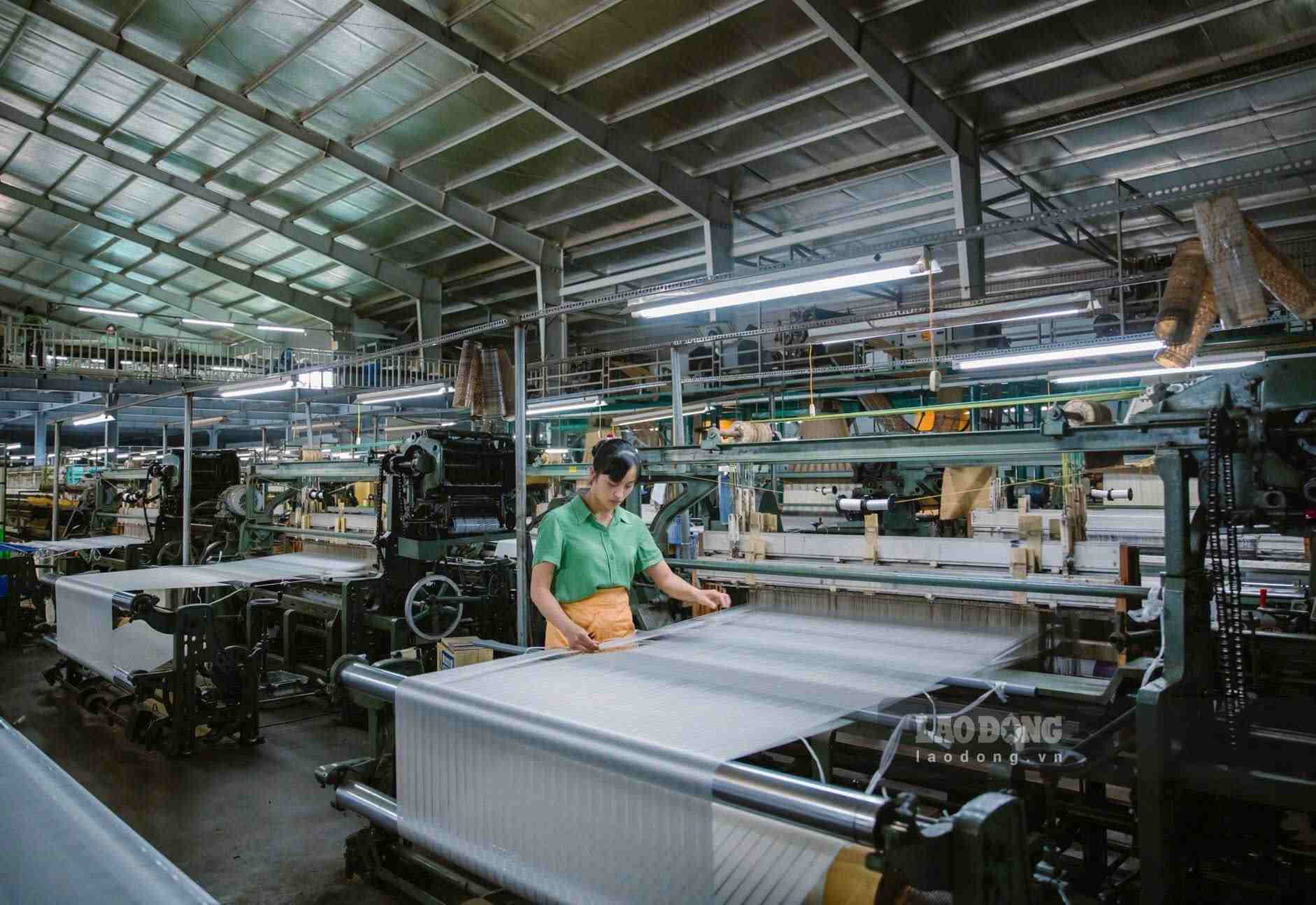 Ngành xe tơ, dệt lụa tại Lâm Đồng đang được đầu tư máy móc, công nghệ theo hướng hiện đại. Ảnh: Phúc Khánh