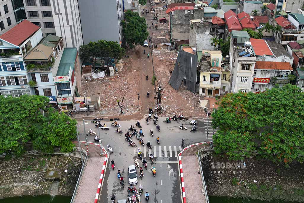 Theo tìm hiểu, phần lớn công trình trong phạm vi dự án mở rộng ngõ 381 Nguyễn Khang đã được phá dỡ. Con ngõ vốn nhỏ hẹp, thường xuyên ùn tắc nay đã có mặt bằng thông thoáng hơn.