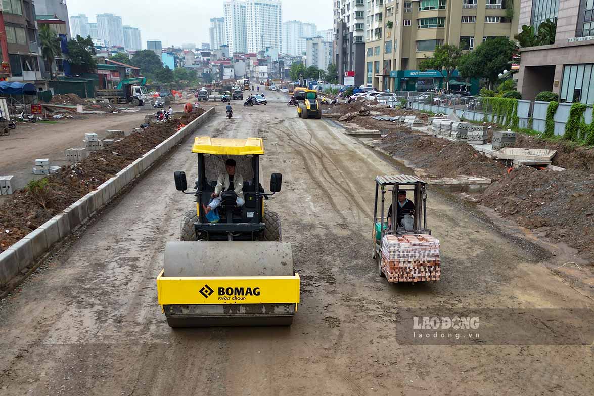 Trong khi đó, tuyến Vành đai 2,5 qua khu vực này đang được lu lèn mặt đường để chuẩn bị thảm nhựa. Theo kế hoạch, khoảng 500m tuyến đường được hướng tới thông xe trước ngày 2.9.